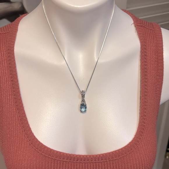 Elegant Blue Pendant Necklace - Picture 6 of 7